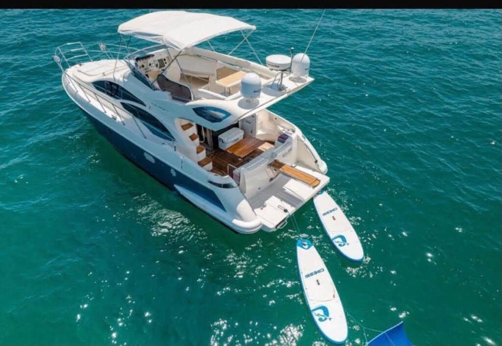 Solare: vista de popa con paddle boards